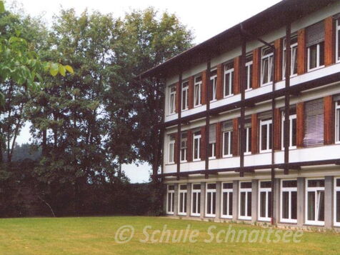 Das Schulhaus hat kein Flachdach mehr