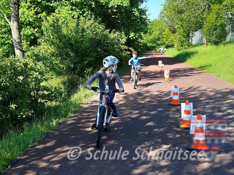 Die Kinder fahren sicher mit dem Rad