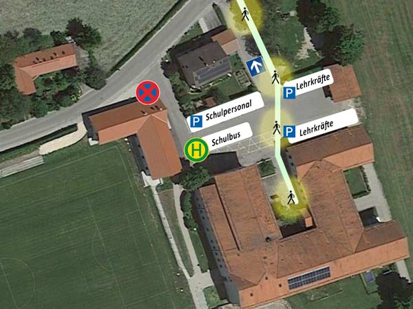 Parkplatz für das Schulpersonal