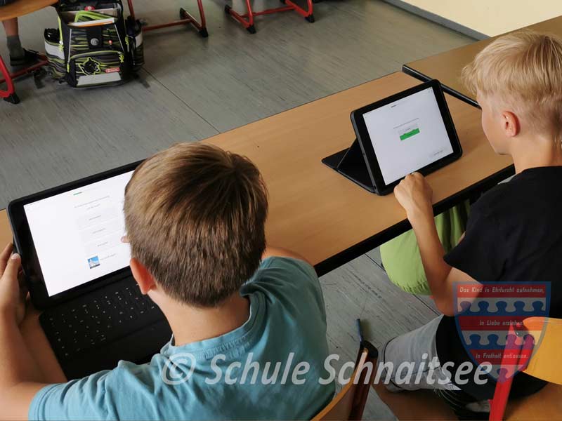Kinder am mobilen Endgerät